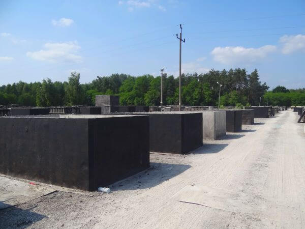 Szamba betonowe na placu producenta